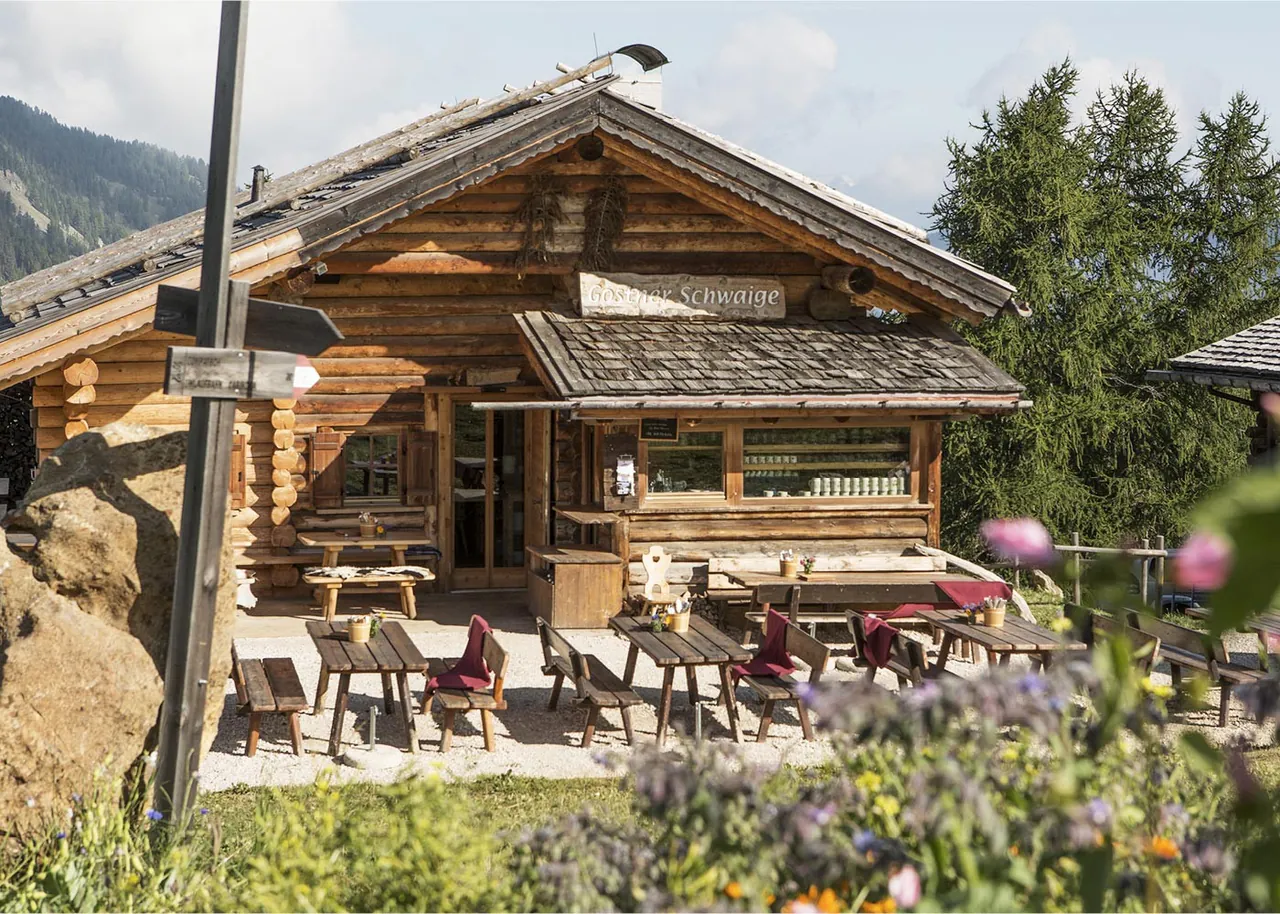 Die Gostner Schwaige mit Terrasse auf der Seiser Alm