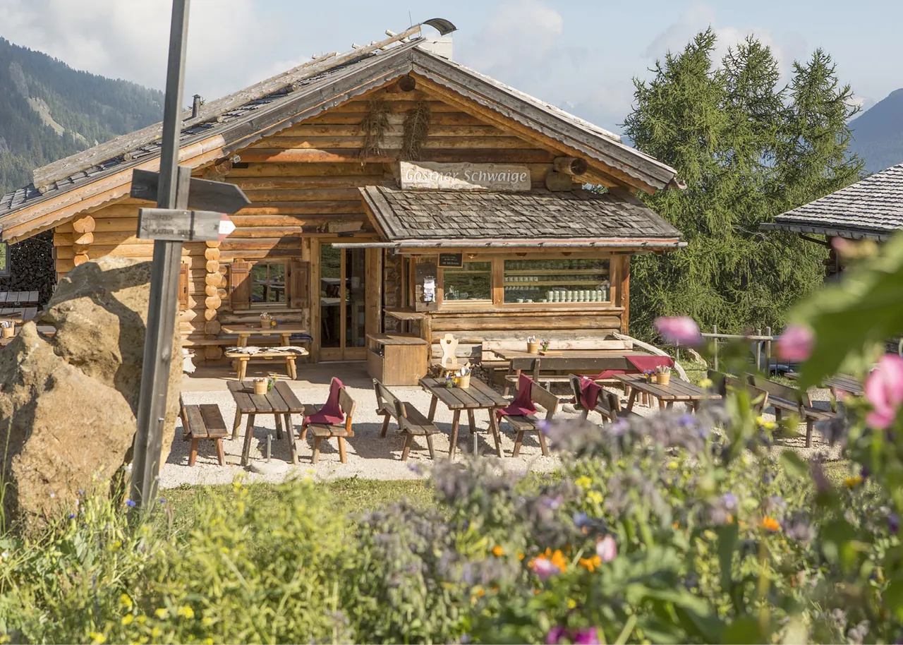 Die Gostner Schwaige mit Terrasse auf der Seiser Alm