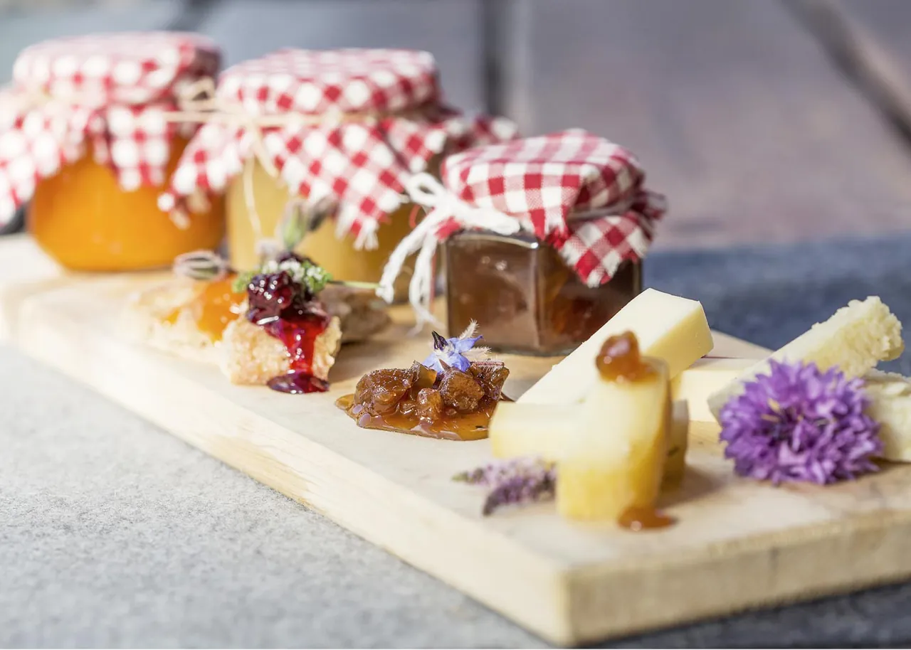 Marmeladen und Käse auf dem Brett