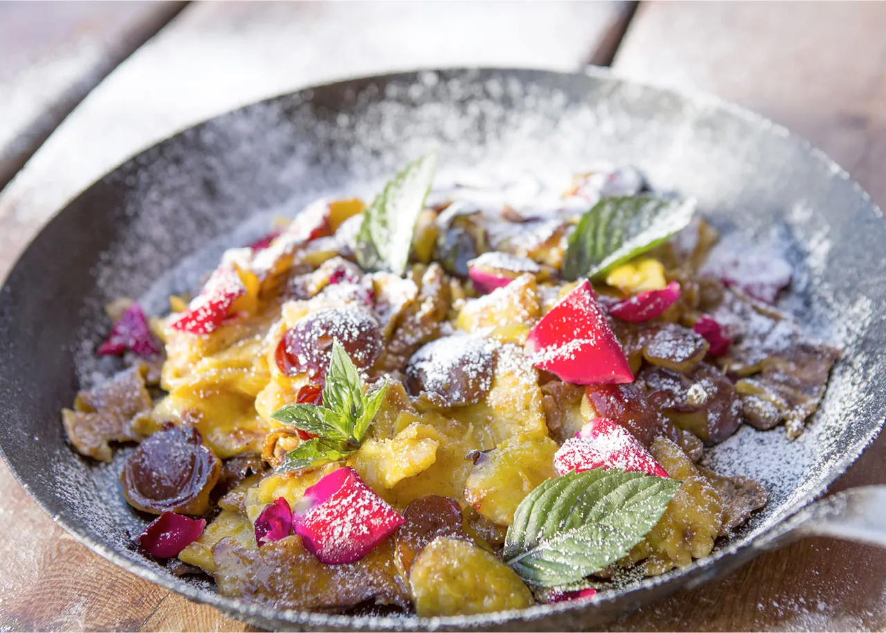 Kaiserschmarren in der Pfanne mit Beeren und Minze