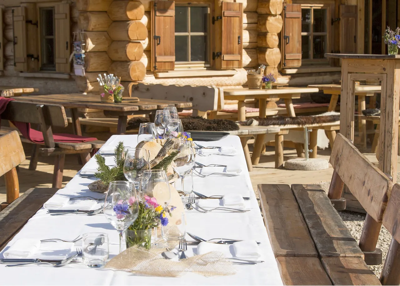 Festlich gedeckte Tafel mit Wiesenblumen