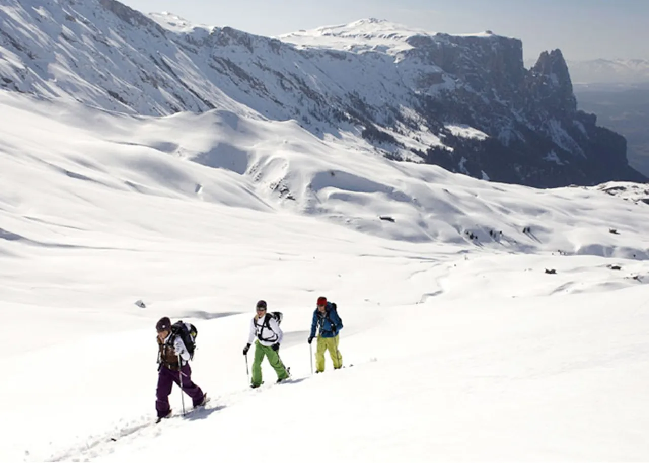 Schneewanderer unter dem Schlern